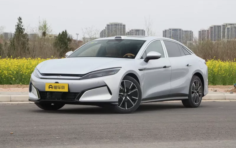 BYD Han L DM-i фото спереди