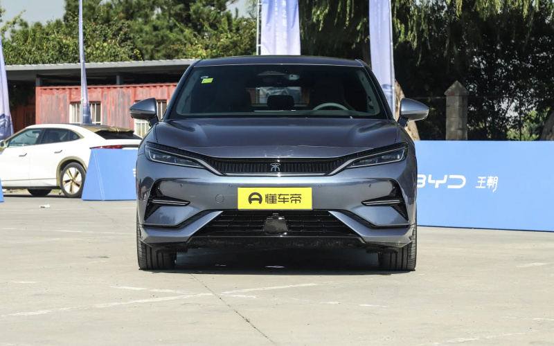 BYD Song L фото збоку