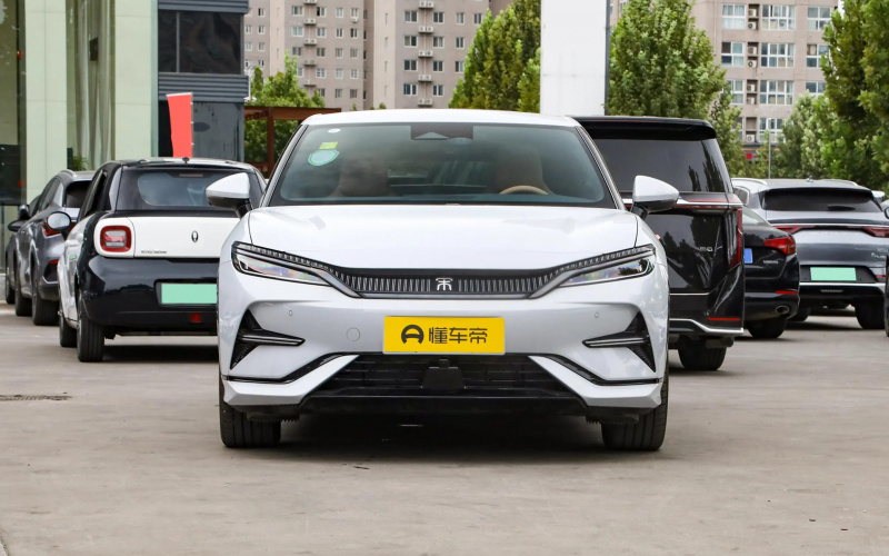 BYD Song L фото збоку
