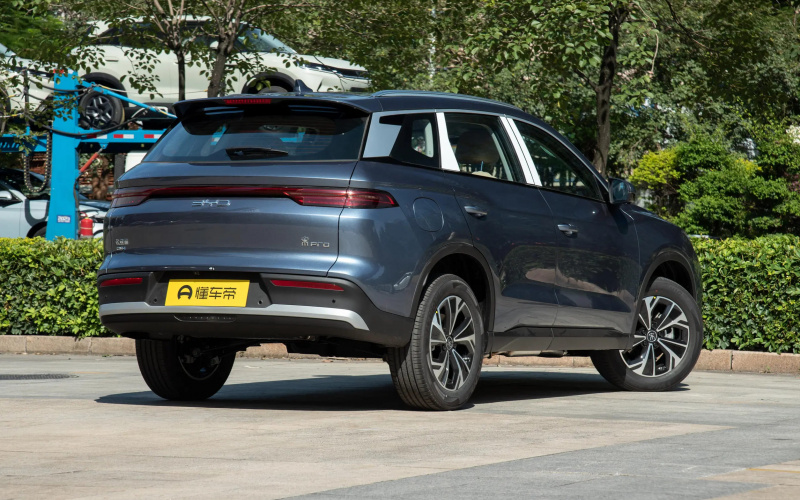 BYD Song Pro DM-i 2025 фото со стороны