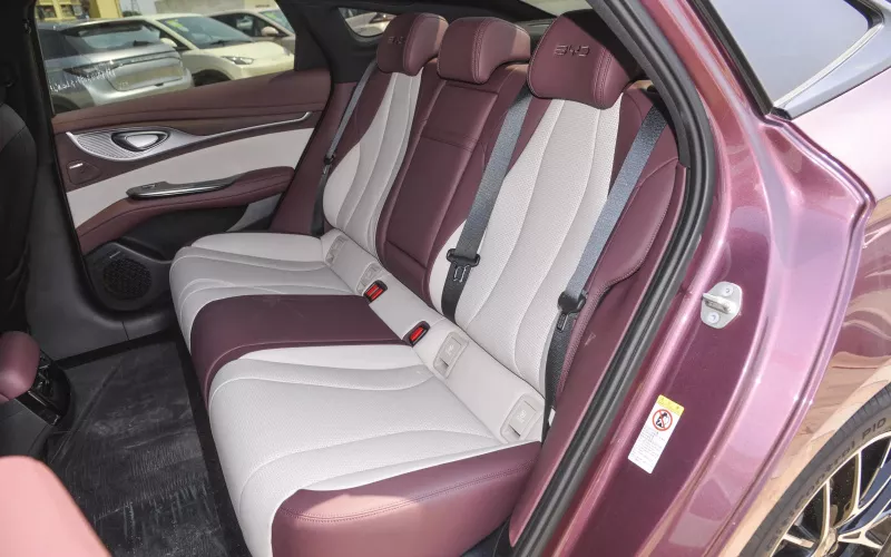 BYD Seal DM-i фото задний диван