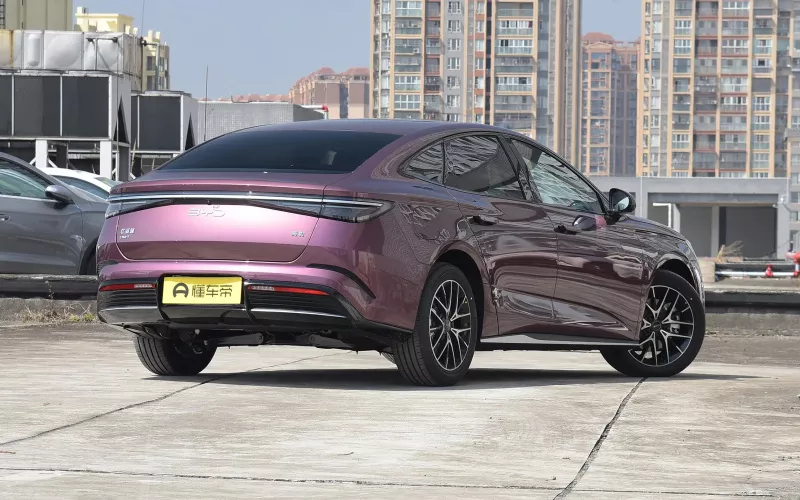 BYD Seal DM-i фото со стороны