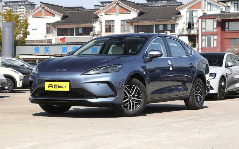 BYD Seal 05 DM-i 2025 фото спереди