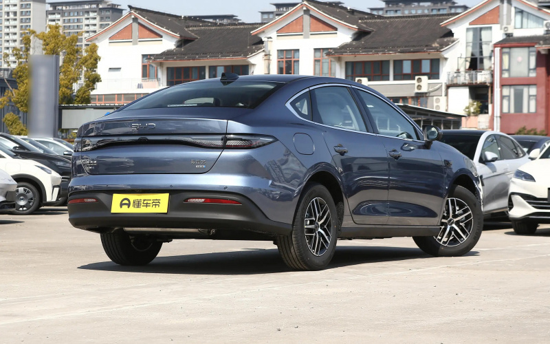 BYD Seal 05 DM-i 2025 фото со стороны