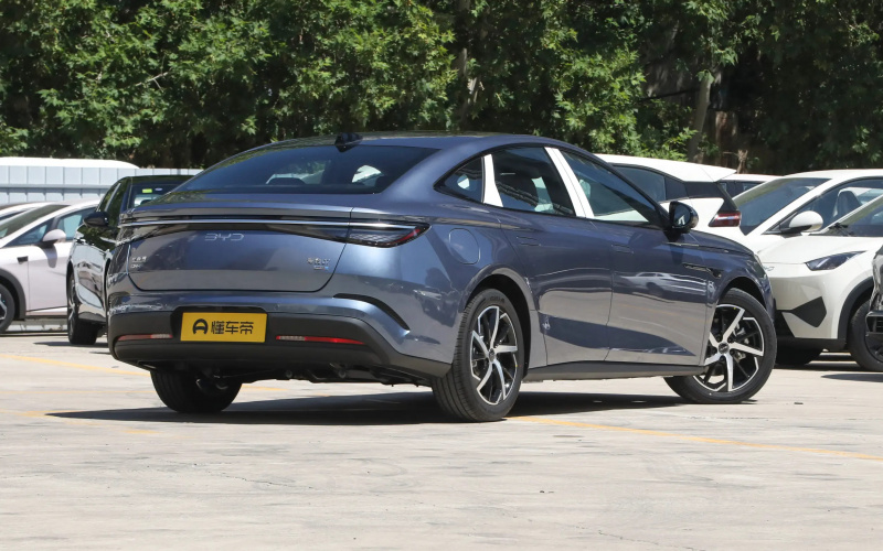 BYD Seal 07 DM 2026 фото со стороны