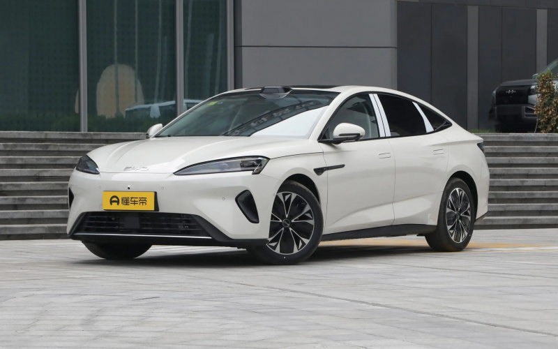 BYD Seal 07 фото спереди