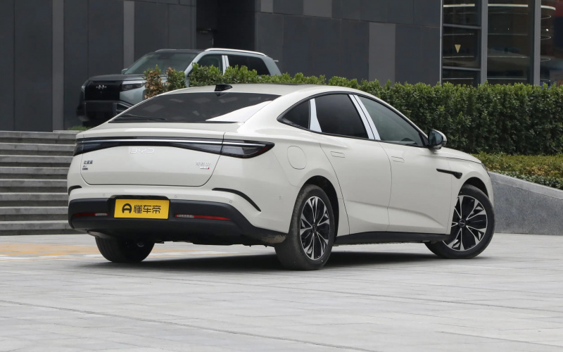 BYD Seal 07 фото со стороны