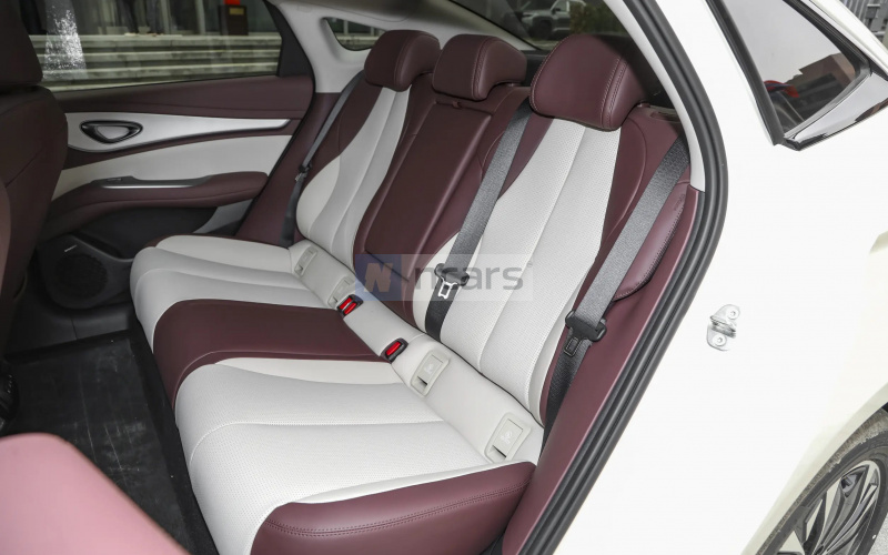 BYD Seal 07 фото задній диван