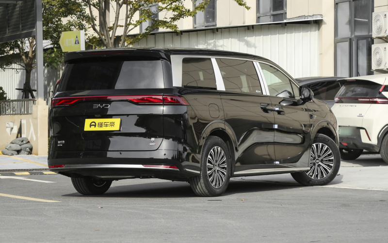 BYD Summer DM-i фото збоку