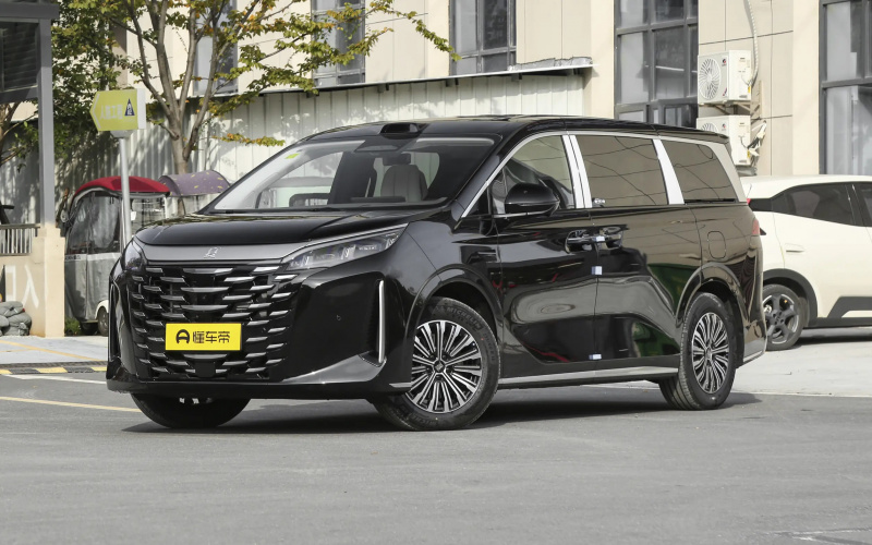 BYD Summer DM-i фото спереду