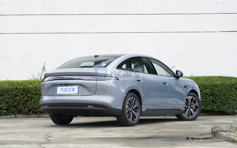 BYD Qin Max DM-i фото збоку