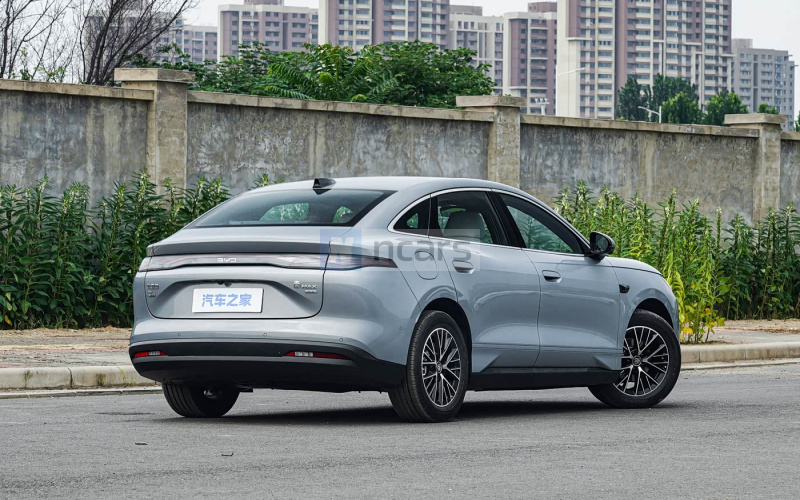 BYD Qin Max EV фото збоку