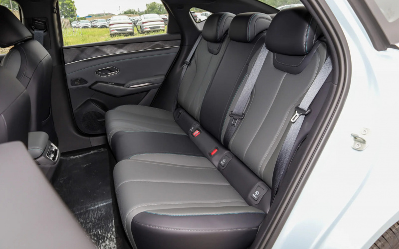 BYD Qin L DM-i 2026 фото задній диван