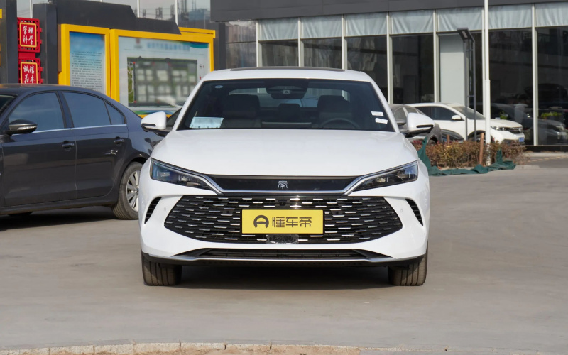BYD Qin L DM-i 2025 фото збоку