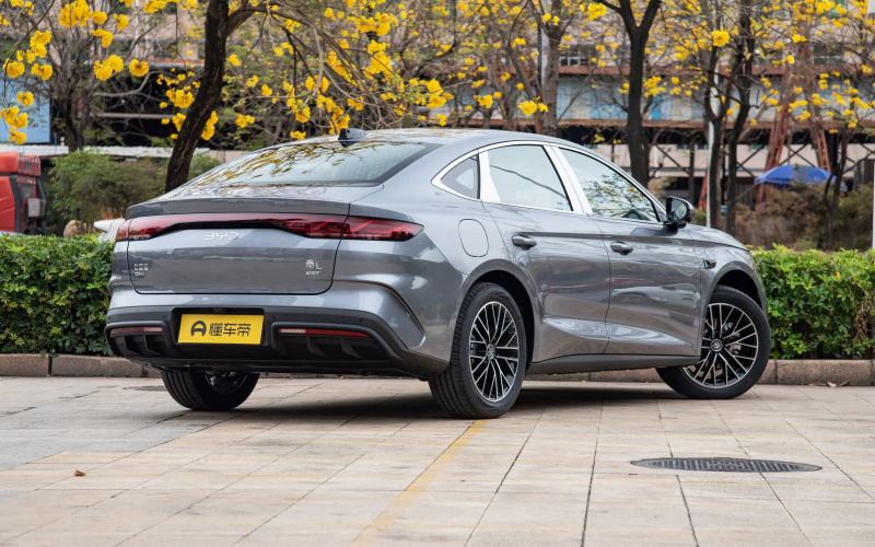 BYD Qin L DM-i фото со стороны