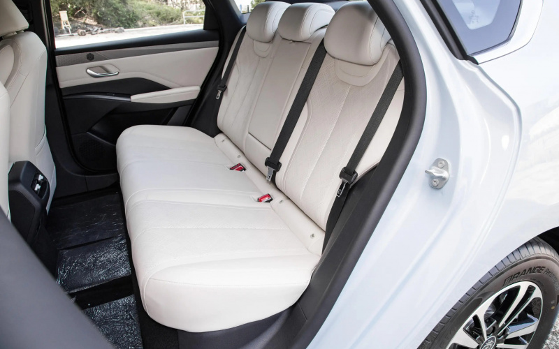 BYD Qin Plus DM-i 2025 фото задний диван