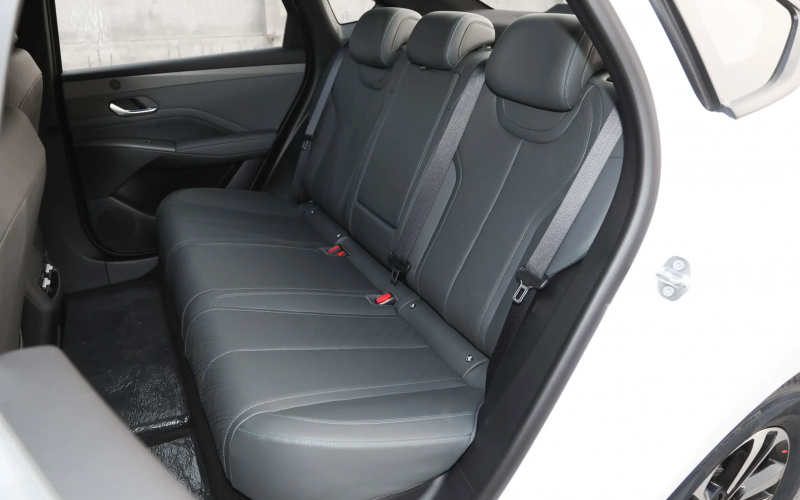 BYD Qin Plus DM-i фото задній диван