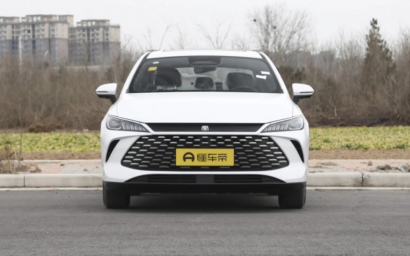 BYD Qin Plus DM-i фото збоку
