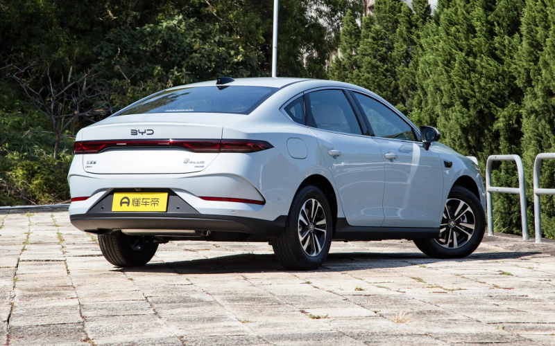 BYD Qin Plus DM-i 2025 фото со стороны