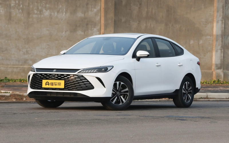 BYD Qin Plus DM-i фото спереду