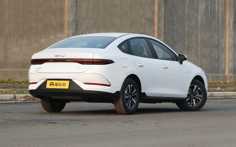 BYD Qin Plus DM-i фото збоку