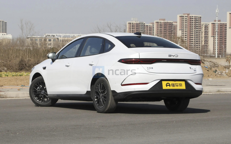 BYD Qin Plus фото збоку