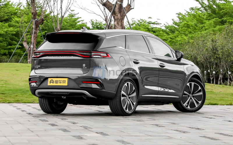 BYD Tang фото збоку