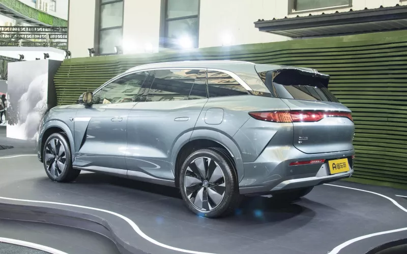 BYD Tang L фото збоку