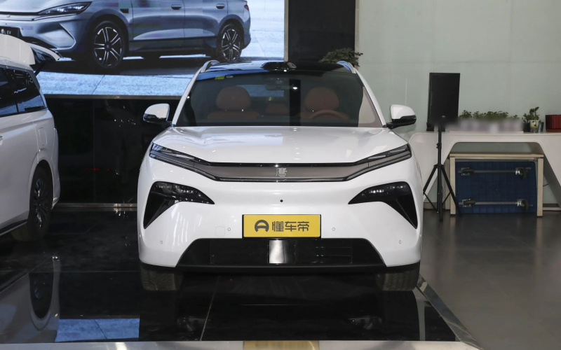BYD Tang L фото збоку