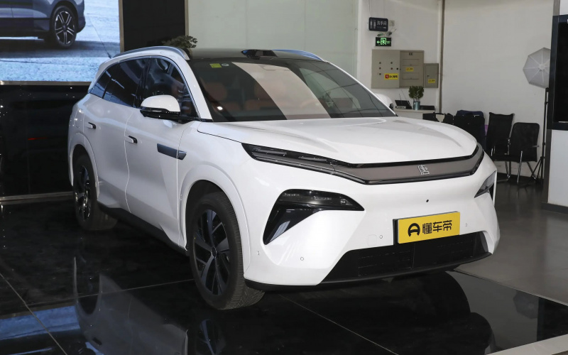 BYD Tang L фото салону