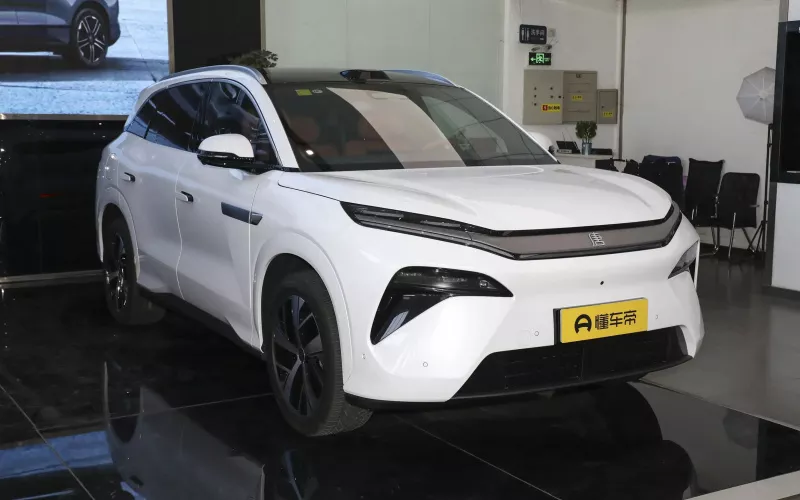 BYD Tang L фото салона