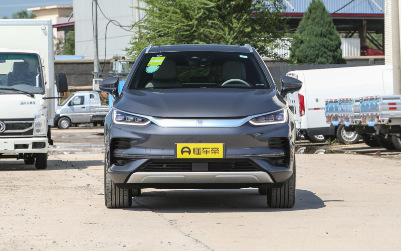 BYD Tang фото збоку