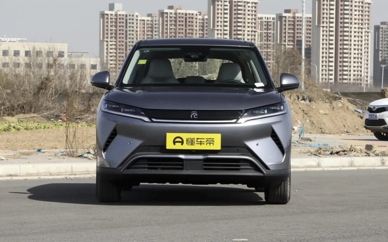 BYD Yuan Up фото збоку