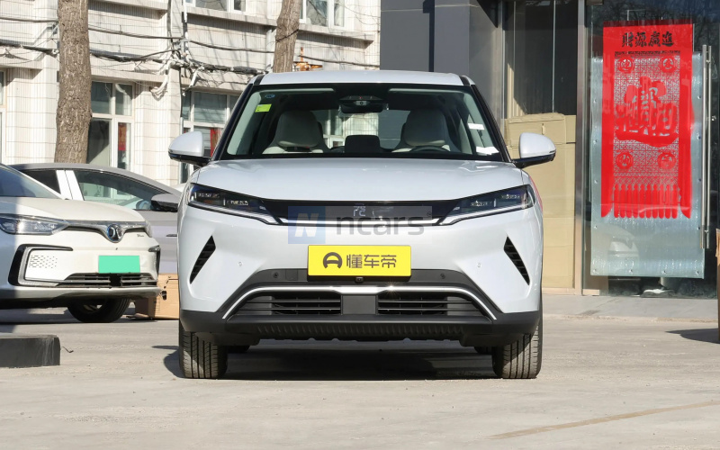 BYD Yuan Up фото збоку