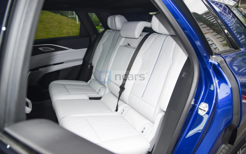 Cadillac LYRIQ фото задний диван