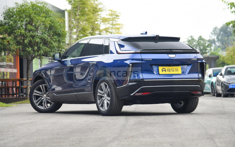 Cadillac LYRIQ фото со стороны