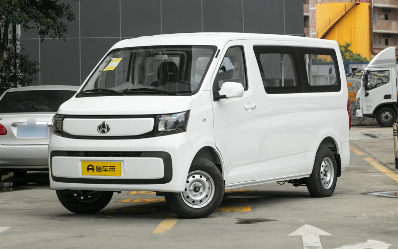 Changan EM60 фото спереду