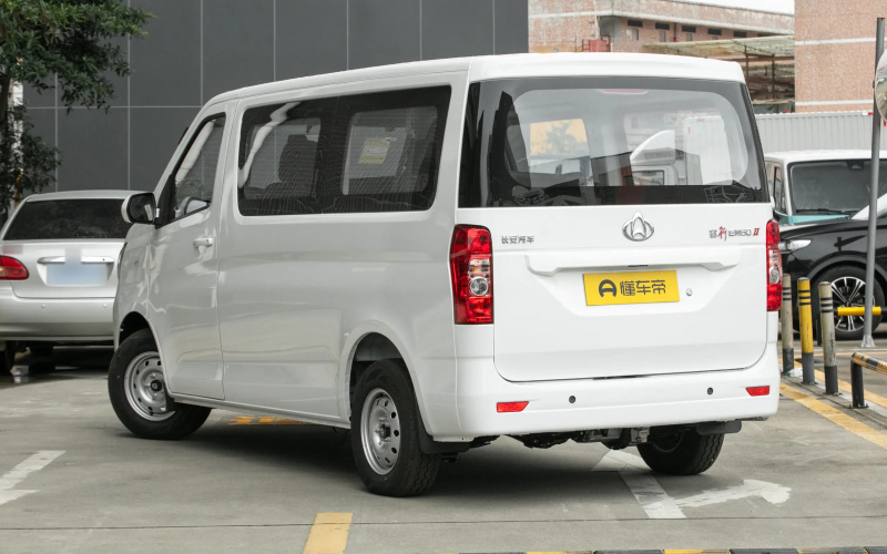 Changan EM60 фото збоку