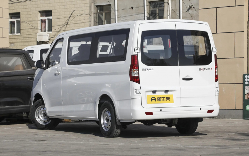 Changan EM 80  фото збоку