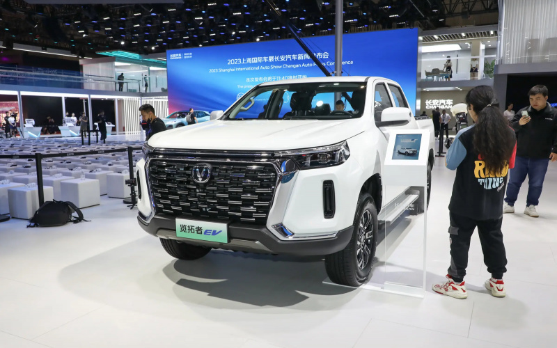 Changan Explorer фото спереду