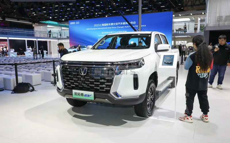 Changan Explorer фото спереди