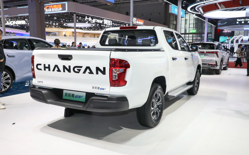 Changan Explorer фото збоку