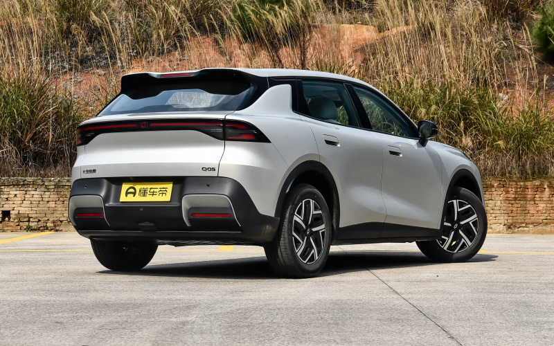 Changan Qiyuan Q05 фото збоку