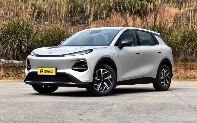 Changan Qiyuan Q05 фото спереду