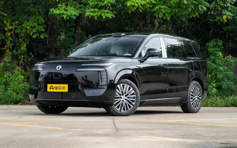 Denza N8L DM фото спереди