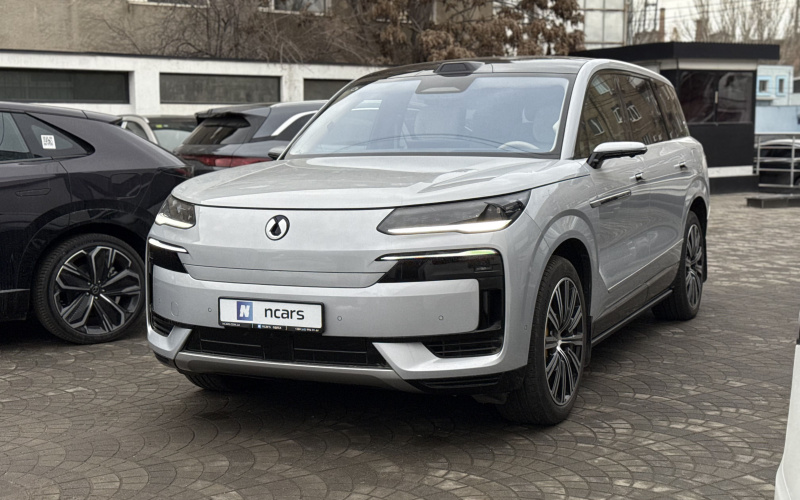 Denza N9 DM фото спереди