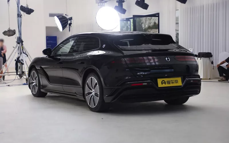 Denza Z9 GT фото со стороны