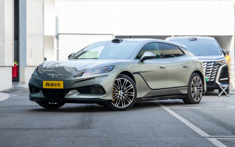 Denza Z9GT 2026 фото спереду