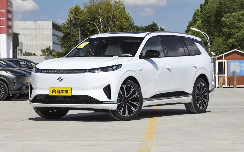 Dongfeng eπ 008 фото спереду