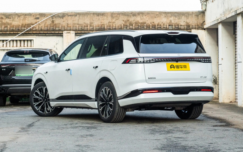 Dongfeng eπ008 фото збоку